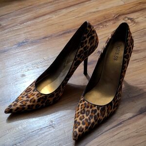 Size 9M GUESS leopard Pumps